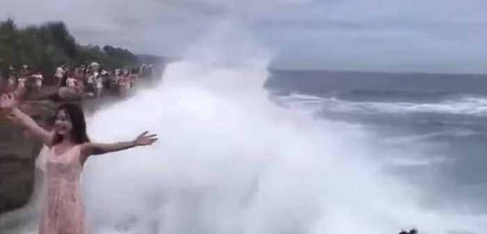 Mujer quería la foto perfecta y fue impactada por gigantesca ola en Bali: salvó de milagro