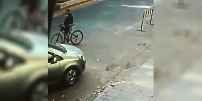 Acusan a sujeto de acosar a mujeres en calles de Providencia: se masturba frente a ellas en bicicleta