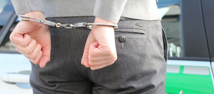 Nuevo femicidio remece Argentina: acusado hizo creer que esposa se suicidó pero marcas lo delataron