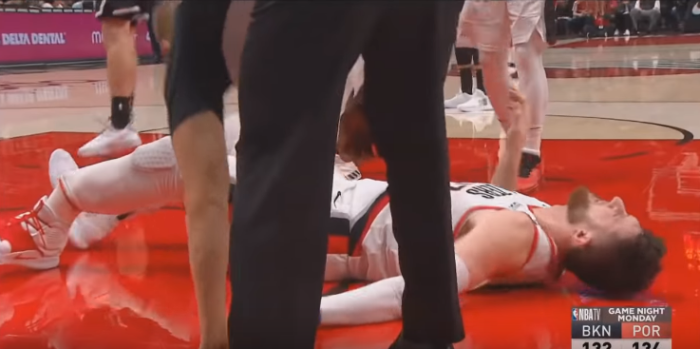 Jusuf Nurkic sufrió escalofriante lesión en la NBA: quedó con una fractura expuesta en pleno partido