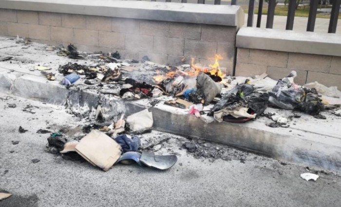 Dos jóvenes fueron golpeados y quemados vivos por turba: los acusaron de matar a taxista