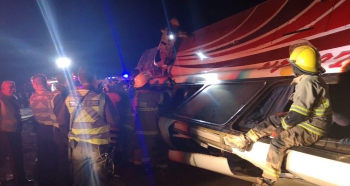 Madre e hijo mueren tras volcamiento en ruta que une Iquique y Bolivia:  existen otros 8 lesionados