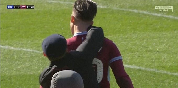 Capitán del Aston Villa recibió brutal agresión en pleno partido: hincha que lo golpeó terminó preso