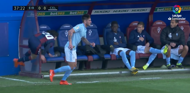 Jugador español sufrió brutal golpe en pleno partido: chocó con la banca de suplentes