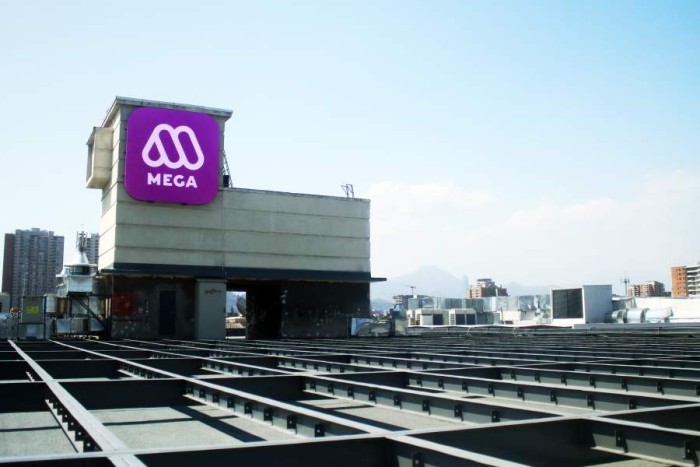 Mega despide a subeditor tras error en emisión de imágenes por 8M: CNTV suma más de 700 denuncias