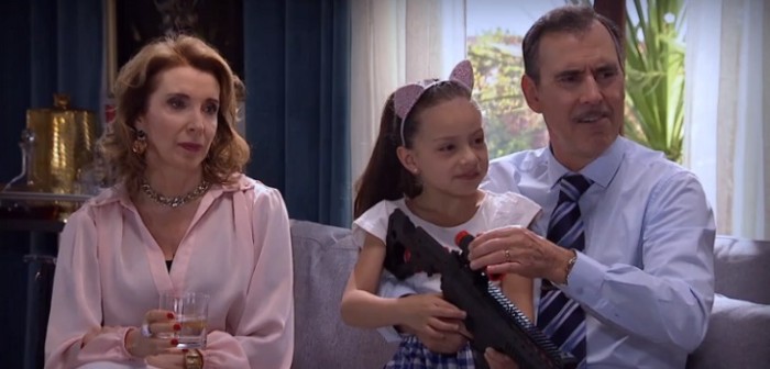 Insólito y peligroso juego del 'General' y  Clarita en 'Pacto de Sangre' dio paso a escabrosa teoría