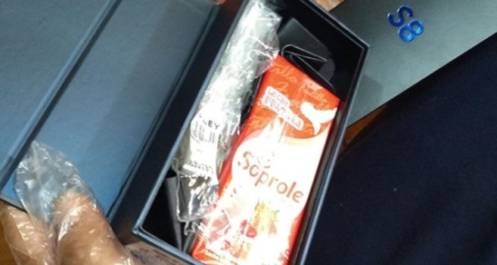 Hombre recibe una caja de leche tras comprar un celular: se lo habían enviado por encomienda