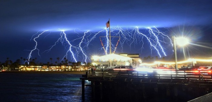 Tormenta eléctrica de película: captan el increíble momento en que caen 2200 rayos en California