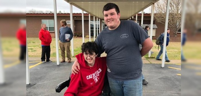 Bella historia: joven trabajó en un taller por 2 años para comprarle una silla de ruedas a su amigo