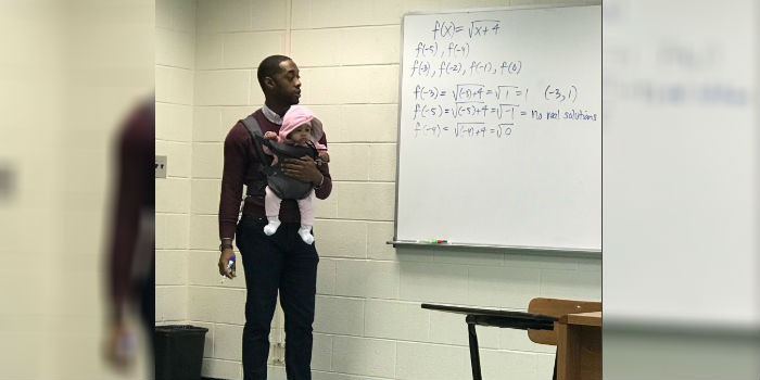 Noble gesto de maestro con bebé de alumno enterneció en redes: lo cargó para que él tomara apuntes
