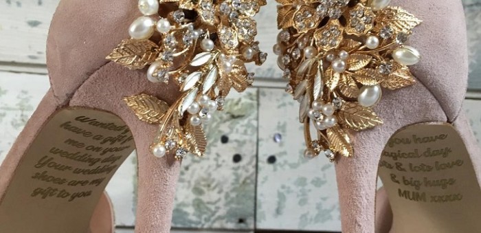 Novia encuentra emotivo mensaje secreto de su madre en sus zapatos de boda: ella murió de cáncer