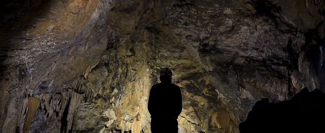 Hombre mató a primogénito y a esposa en una cueva en España: hijo menor se salvó y lo denunció