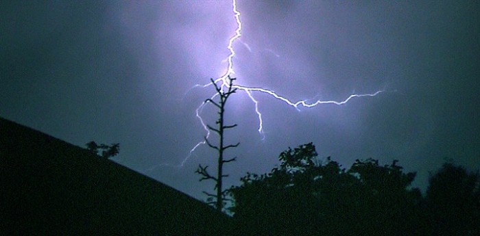 Impactante registro: mujer captó el momento exacto en que rayo cae sobre su casa en Coquimbo