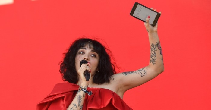 Mon Laferte se defiende de críticas por cantar tema de Dua Lipa sin aprenderse la letra: 