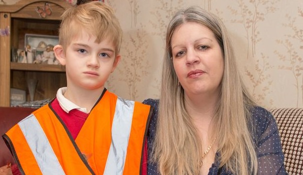 Niño con autismo era obligado a usar chaleco reflectante para que profesores lo identificaran