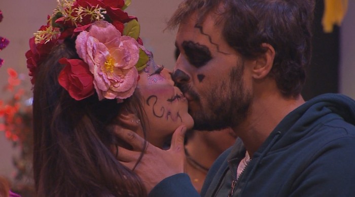 Desenfrenada fiesta en Resistiré: Ariel Levy se besó con tres compañeras y Alexandra no lo aguantó