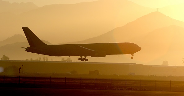 Hombre causó terror durante vuelo en Italia: intentó abrir puerta de escape en pleno aterrizaje
