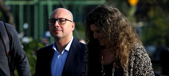 El cineasta Nicolás López llega hasta el octavo juzgado de garantía de Santiago, donde se realizó una nueva formalización en su contra, imputado por distintos hechos ocurridos entre 2004 y 2016, entre ellos, delitos de violación, ofensas al pudor, abuso sexual reiterado y violación.