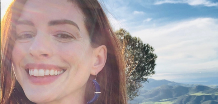 La razón por la que Anne Hathaway no beberá alcohol hasta que su hijo tenga 18 años