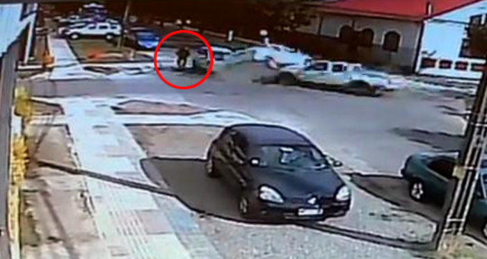 Se salvó de milagro: registran cómo ciclista salió ileso de múltiple colisión de autos en Osorno