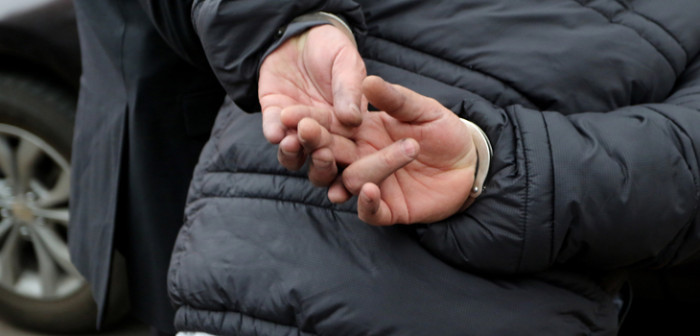 Mordió, cortó y se tragó un pedazo de su índice: joven es arrestado en EEUU tras agredir a su abuelo