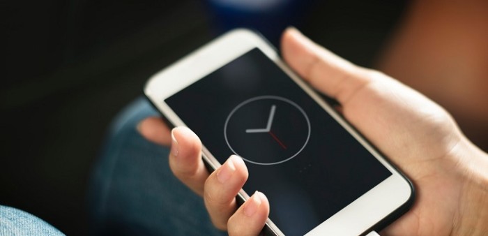 ¿Una alarma para despertar o varias cada 10 minutos?: experta en medicina del sueño  zanja la duda