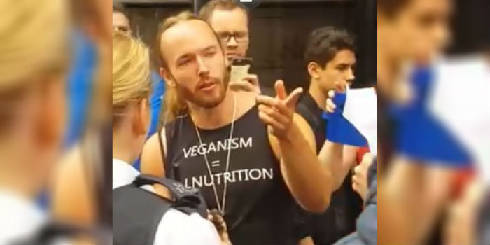 Youtuber decidió protestar contra veganos de una asquerosa forma: comió una ardilla cruda