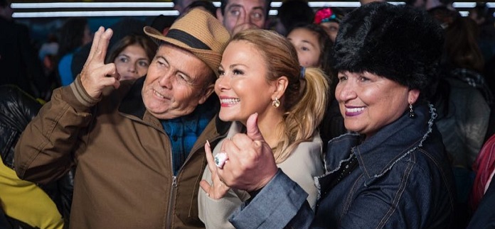 Cathy Barriga llegó con carrozas y princesas a su cuenta pública: hasta bailó sobre el escenario