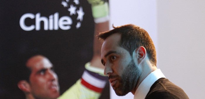 Claudio Bravo ironiza con obispo Durán: 