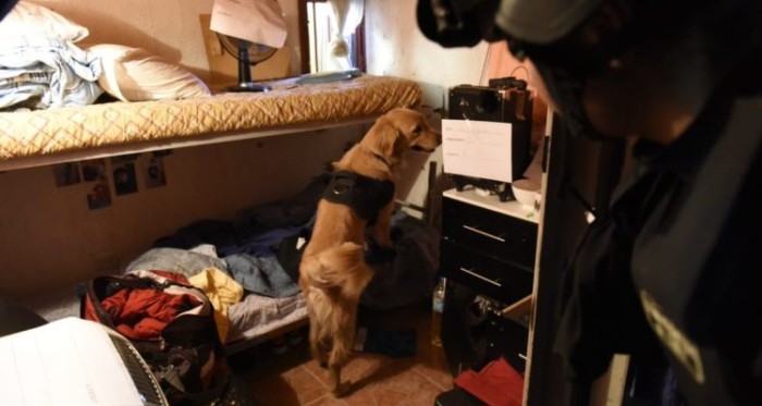 Celdas 'VIP' en Colina 2: gendarmería descubrió módulos con piso flotante, LED, frigobar y más