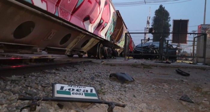 Impactantes imágenes: chofer de colectivo murió en Maipú tras ser arrollado por tren de carga