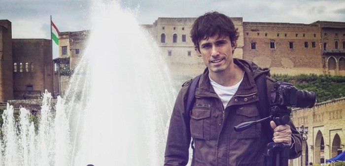 Roberto Cox se tomó controversial foto en Irak y recibió una lluvia de críticas en redes sociales