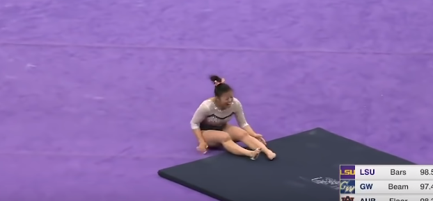 Gimnasta se rompió las dos piernas en plena competencia: momento de la lesión es escalofriante