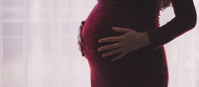 Sin cambiar el clóset: 4 sencillos trucos para modificar tu ropa y poder usarla en el embarazo