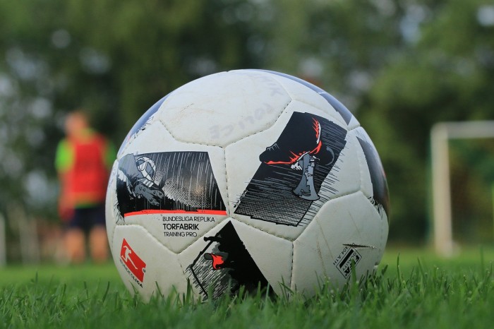 ¿Messi lo lograría? Futbolista anota dos goles desde la cubierta de un estadio en Moscú