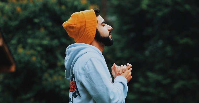 El sencillo 'truco' para usar gorro en otoño-invierno y no arruinar tu peinado