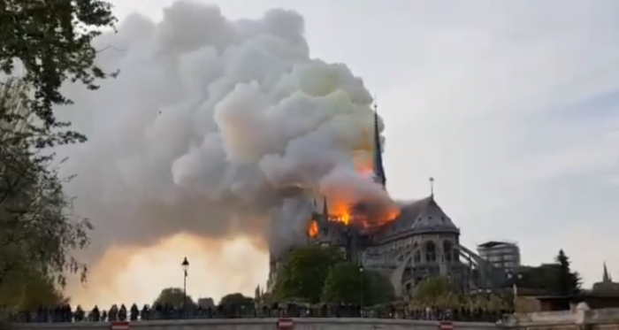 Dramáticas imágenes: devastador incendio afecta a la histórica catedral Notre Dame de París