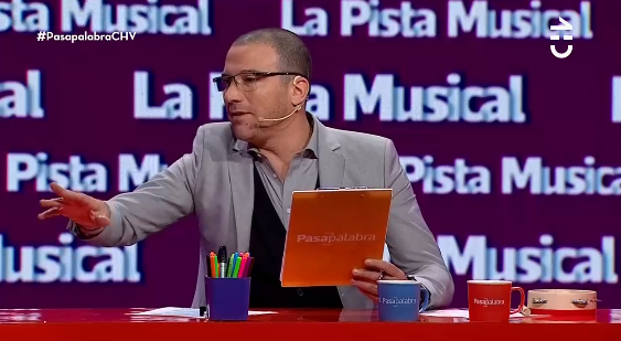 Inocente error de Julián terminó dándole la respuesta correcta a participante de 'Pasapalabra'