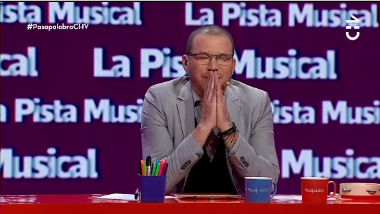 Inocente error de Julián terminó dándole la respuesta correcta a participante de 'Pasapalabra'