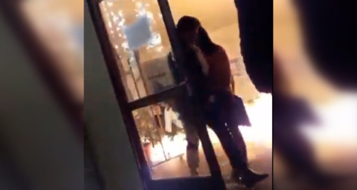 Registran momento en que funcionaria de Liceo Darío Salas fue rociada con bencina por manifestantes