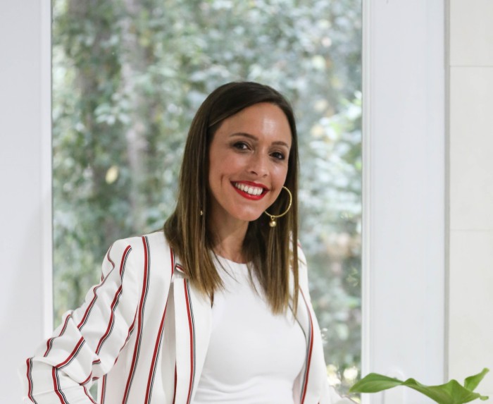 Maly Jorquiera protagoniza delicado desnudo para Revista Viernes