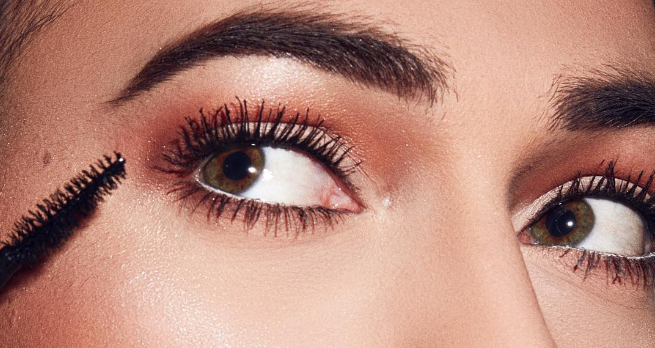 Los 3 simples pasos que te ayudarán a modificar tu maquillaje y convertirlo en un look de noche