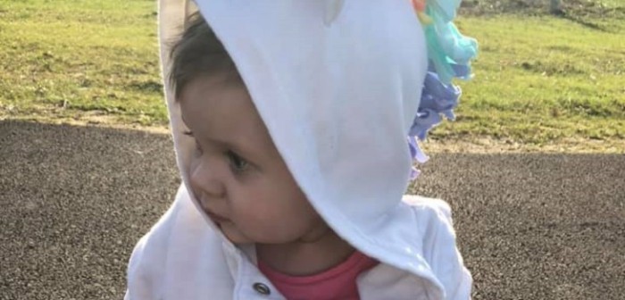 El tierno cartel con el que niña de un año y medio 