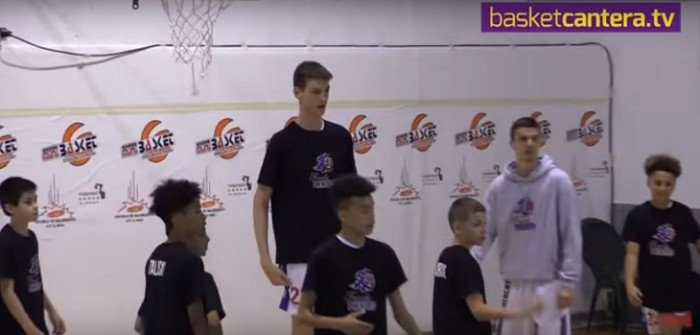 Pequeño gigante: el basquetbolista de 13 años y 2,18 metros que genera debate en España
