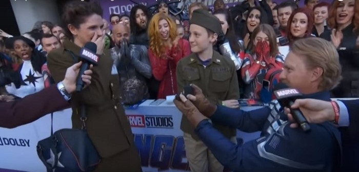 Se vistió de Capitán América para pedirle matrimonio a su novia en la premier de 'Avengers: Endgame'