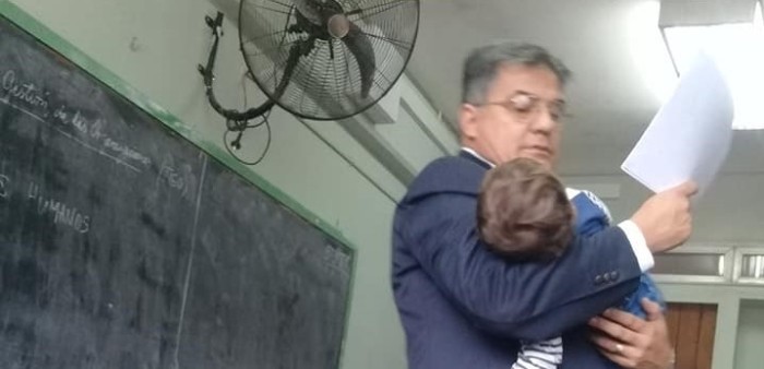 Profesor de Argentina es ovacionado en redes por cuidar a hijo de estudiante mientras hace clases