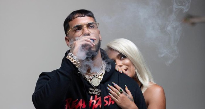 Anuel AA y Karol G sufrieron millonario robo en hotel mientras se presentaban en Chile
