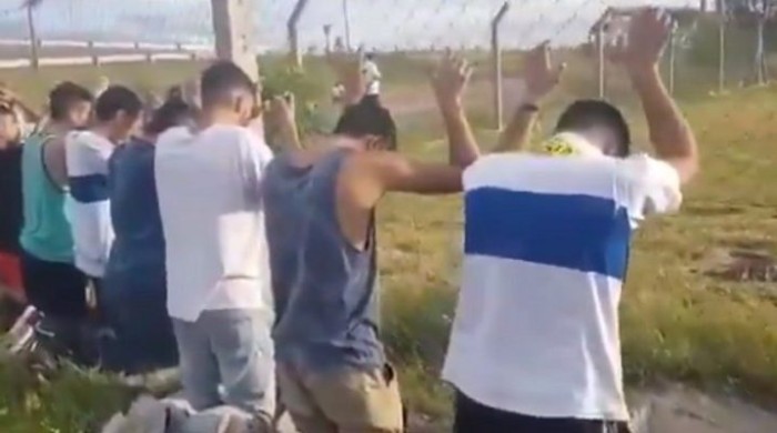 Hinchas de Universidad Católica fueron detenidos en Argentina por robar carne y cerveza de un local