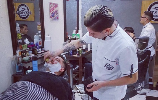 hombre manteniendo barba