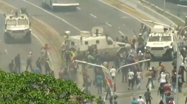 Impactante video de embestida de tanqueta militar en Venezuela: pasó por encima de manifestantes